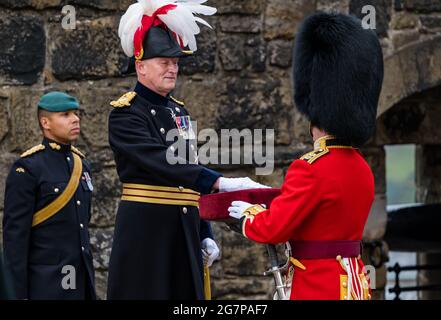 Installation du général de division Alastair Bruce de Crionaich comme gouverneur du château d'Édimbourg présenté avec la clé cérémonielle, Édimbourg, Écosse, Royaume-Uni Banque D'Images