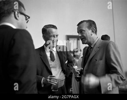 Jack Paar (à droite, tenant martini) et l'ambassadeur Llewellyn Thompson (au centre) lors d'une réception cocktail à Moscou, en septembre 1961. Banque D'Images