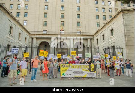 FACUA a lancé divers appels aux consommateurs et aux organisations pour qu'ils se joignent, en guise de protestation contre la hausse du prix de l'électricité, aux divers appels prévus. Le but de ces manifestations est d'exiger du Gouvernement espagnol des mécanismes pour que les citoyens maintiennent leurs droits contre les abus d'énergie. Les appels seront présents dans toutes les capitales provinciales sur tout le territoire national, la manifestation a eu lieu à Madrid, aux portes du Ministère de la transition écologique, ainsi que dans d'autres lieux tels que le siège d'Iberdrola à Bilbao, le siège d'Endesa Banque D'Images