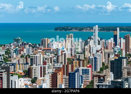 Joao Pessoa, Paraíba, Brésil, le 10 mars 2010. Vue partielle sur la ville avec les bâtiments, la mer et la pointe de Cabo Branco. Banque D'Images