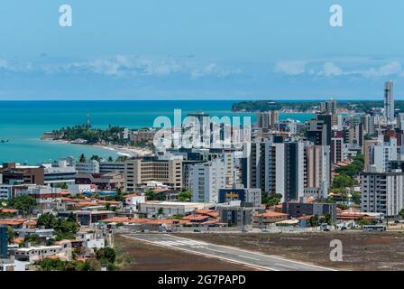 Joao Pessoa, Paraíba, Brésil, le 10 mars 2010. Vue partielle sur la ville avec les bâtiments, la mer et la pointe de Cabo Branco. Banque D'Images