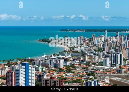 Joao Pessoa, Paraíba, Brésil, le 10 mars 2010. Vue partielle sur la ville avec les bâtiments, la mer et la pointe de Cabo Branco. Banque D'Images