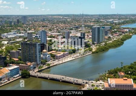 Recife, Pernambuco (Brésil) le 10 mars 2010. Centre-ville avec la rivière Cabibaribe mise en valeur. Banque D'Images