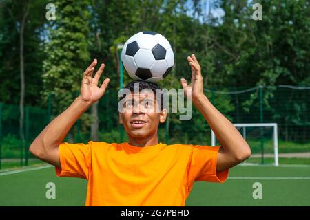 Le joueur brésilien de football s'entraîne et améliore le contrôle du ballon de football sur le terrain de sport Banque D'Images