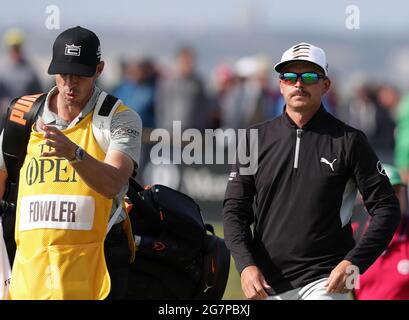 Kent, Royaume-Uni.15 juillet 2021; Royal St Georges Golf Club, Sandwich, Kent, Angleterre; Open Championship Golf Tour, première partie; Ricky Fowler (États-Unis) marche du tee sur le 8ème trou crédit: Action plus Sports Images/Alay Live News Banque D'Images