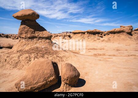 Formations rocheuses de hoodoo en forme de champignon étranges dans le parc national de Goblin Valley, Utah Banque D'Images