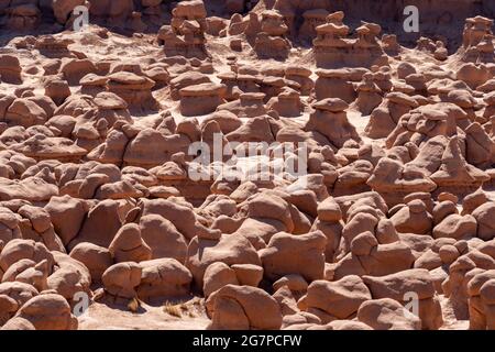 Formations rocheuses de hoodoo en forme de champignon étranges dans le parc national de Goblin Valley, Utah Banque D'Images
