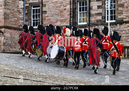 Royal Scots Guards Scottish Regiment, groupe militaire avec cornemuses et tambours en kilt uniformes marchant au château d'Édimbourg, en Écosse, au Royaume-Uni Banque D'Images