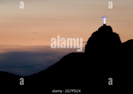 RIO DE JANEIRO, BRÉSIL - 28 JANVIER 2015 : silhouette de la statue du Christ Rédempteur, Corcovado, Rio de Janeiro, Brésil Banque D'Images