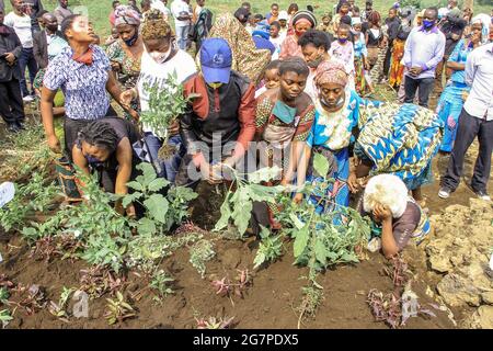 Goma, RDC. 15 juillet 2021. Le 15 juillet 2021, des personnes assistent aux funérailles de patients décédés de la COVID-19 dans un cimetière de Goma, capitale de la province du Nord-Kivu, dans le nord-est de la République démocratique du Congo (RDC). Le nombre de cas confirmés de COVID-19 en RDC a grimpé à 45,210 mercredi, tandis que le nombre de décès a grimpé à 984. Credit: Zanem/Xinhua/Alay Live News Banque D'Images