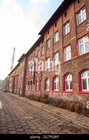 Immeuble d'appartements en brique. Nikiszowiec, quartier historique de Silésie. Rue avec façade de bâtiment, Katowice, Pologne Banque D'Images