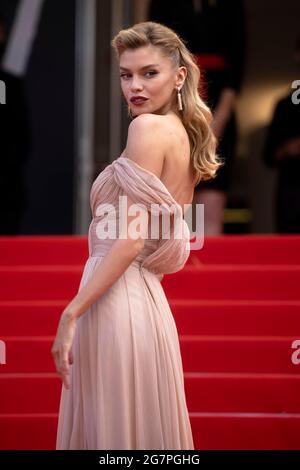 Stella Maxwell assiste à la première de 'France' lors du 74e Festival annuel de Cannes au Palais des Festivals de Cannes, France, le 15 juillet 2021. Banque D'Images