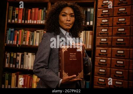 DATE DE SORTIE: 14 juillet 2021 TITRE: Gunpoudreuse Milkshake STUDIO: StudioCanal DIRECTEUR: Navot Papoushado PARCELLE: Trois générations de femmes se battent contre ceux qui pourraient tout prendre d'eux. AVEC: ANGELA BASSETT comme Anna May. (Credit image: © StudioCanal/Entertainment Pictures) Banque D'Images