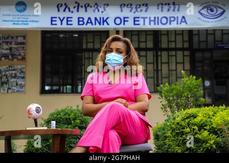 Addis-Abeba, Éthiopie. 30 juin 2021. Menen Ayalew, directeur médical de la Banque d'yeux d'Éthiopie à l'hôpital Menelik II, est interviewé par Xinhua à Addis-Abeba, en Éthiopie, le 30 juin 2021. La Banque de l'oeil d'Ethiopie, l'une des premières banques de l'oeil de l'Afrique, donne des secours à des milliers de personnes qui sont incapables de voir en raison de dommages sur la cornée -- une partie de fenêtre-comme d'un oeil qui aide quelqu'un à voir clairement. Credit: Michael Tewelde/Xinhua/Alay Live News Banque D'Images