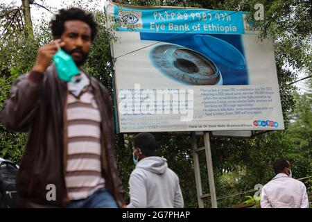 Addis-Abeba. 30 juin 2021. Photo prise le 30 juin 2021 montre les gens qui marchent devant un panneau de la Banque d'oeil d'Ethiopie à l'hôpital Menelik II à Addis Ababa, Ethiopie. La Banque de l'oeil d'Ethiopie, l'une des premières banques de l'oeil de l'Afrique, donne des secours à des milliers de personnes qui sont incapables de voir en raison de dommages sur la cornée -- une partie de fenêtre-comme d'un oeil qui aide quelqu'un à voir clairement. Credit: Michael Tewelde/Xinhua/Alay Live News Banque D'Images