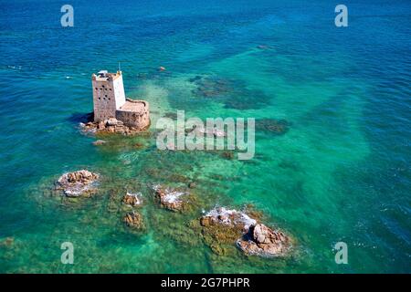 Image d'un drone aérien de la tour Seymour à marée haute au soleil. Îles Jersey Channel. Banque D'Images