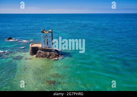 Image d'un drone aérien de la tour Seymour à marée haute au soleil. Îles Jersey Channel. Banque D'Images