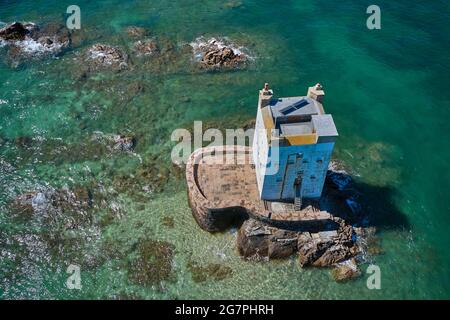 Image d'un drone aérien de la tour Seymour à marée haute au soleil. Îles Jersey Channel. Banque D'Images