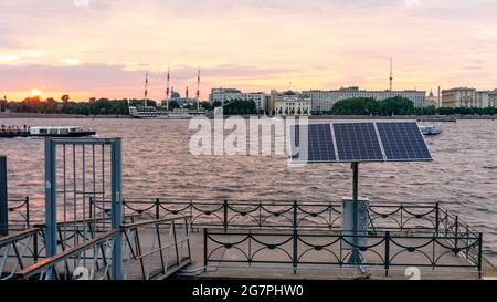 Panneau solaire sur le pôle St sur un quai sur la rive de la Neva, Saint-Pétersbourg, Russie Banque D'Images