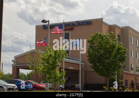 Augusta, GA USA - 04 29 21 drapeau américain et voitures garées à l'hôtel Fairfield Inn and Suites - Belair Road Banque D'Images