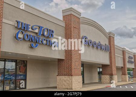 Augusta, GA USA - 04 29 21: Ange latéral de la bonne volonté magasin de détail centre de dons façade et panneau de construction - Hwy 25 Banque D'Images