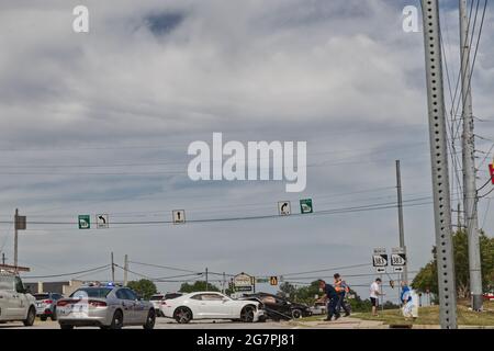 Columbia County, GA USA - 04 30 21: Les gens et l'agent de police à une épave blanc Camero - Columbia Road Banque D'Images