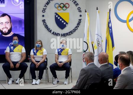 SARAJEVO, le 16 juillet 2021 Amel Tuka (3e L), coureur de fond bosniaque, Mesud Pezer (1er L), tirateur et Larisa Ceric (2e L), athlète féminine de judo, réagissent lors de la présentation officielle et adieu avant les Jeux Olympiques de Tokyo à Sarajevo, en Bosnie-Herzégovine (BiH), le mois de juillet. 15, 2021. La BiH sera représentée par sept athlètes aux Jeux olympiques d'été de cette année à Tokyo. (Photo de Nedim Grabovica/Xinhua) crédit: Xinhua/Alay Live News Banque D'Images