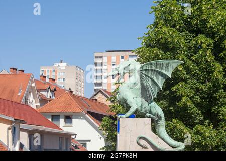 Photo d'une statue de dragon pendant un après-midi ensoleillé sur le pont du Dragon (la plupart des zmaja) à Ljubljana, Slovénie. Inauguré à la fin du XIXe siècle, le Banque D'Images