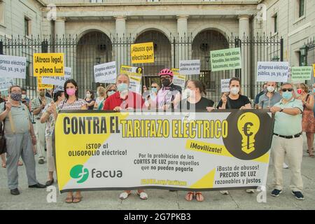 FACUA a lancé divers appels aux consommateurs et aux organisations pour qu'ils se joignent, en guise de protestation contre la hausse du prix de l'électricité, aux divers appels prévus. Le but de ces manifestations est d'exiger du Gouvernement espagnol des mécanismes pour que les citoyens maintiennent leurs droits contre les abus d'énergie. Crédit : Pacific Press Media production Corp./Alay Live News Banque D'Images