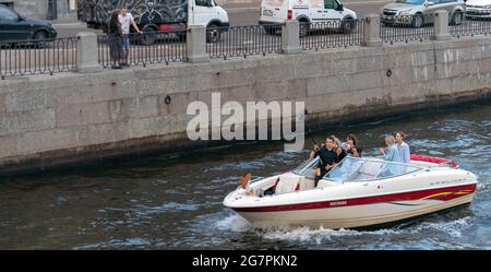 Groupe de personnes pratique la photographie sur un petit bateau sur une ville rivière, Saint-Pétersbourg, Russie Banque D'Images