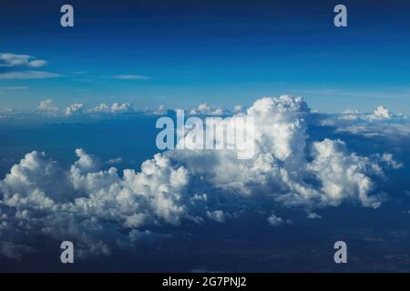 gros nuage sur la grande ville sous ciel bleu, la photo peut avoir un peu de bruit Banque D'Images