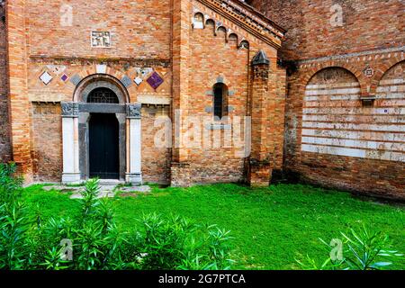 Entrée à la section Saint vitale et Agricola du complexe de l'église de Santo Stefano à Bologne, Italie Banque D'Images