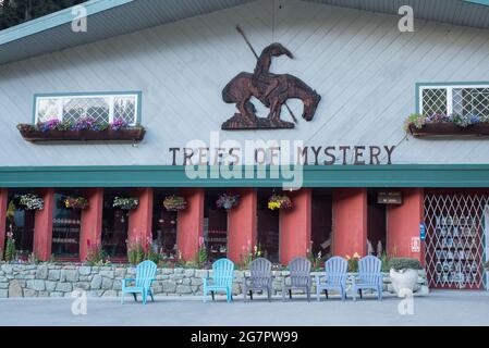 La boutique de cadeaux à Trees of Mystery, une attraction touristique en bord de route, à Klamath, dans le nord de la Californie, aux États-Unis. Banque D'Images