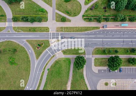 route et intersection de banlieue. infrastructure de transport urbain. vue aérienne du dessus. Banque D'Images