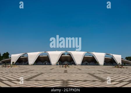 Le 10 juin 2021, les gens se font bronzer sur la place devant le stade d'athlétisme conçu par Masachika Murata dans le parc olympique de Komazawa, à Tokyo. Le parc a été construit pour les Jeux Olympiques de 1064 et reste un lieu de loisirs populaire. Robert Gilhooly photo Banque D'Images