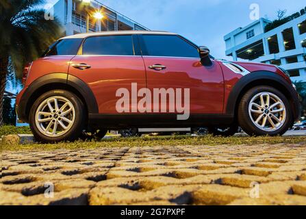 Bangkok, Thaïlande - 30 juin 2021 : vue latérale de Red mini cooper garée dans le parking. Mise au point sélective. Banque D'Images