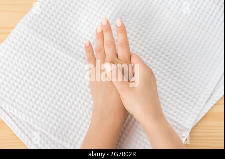 Massage des mains par une jeune femme caucasienne. Santé des mains et des articulations. Auto-massage. Massage sain. Gros plan main de la personne masser sa main de Banque D'Images