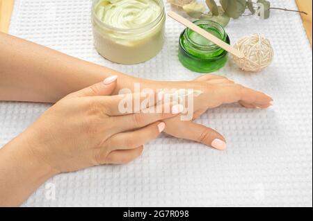 Soin des mains et de la peau. Gros plan adulte mature femmes mains avec des ongles naturels manicure. Gros plan de la main de la femme touchant sa peau douce soyeuse et saine. Beauté A Banque D'Images