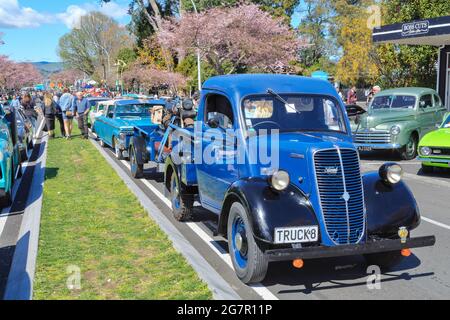 Un camion Ford Fordson 1948 avec d'autres véhicules d'époque lors d'un salon de voiture classique en plein air Banque D'Images