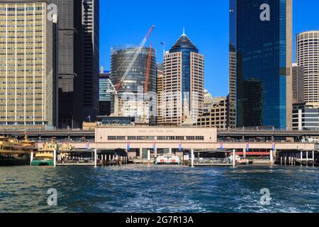 Circular Quay, Sydney, Australie, vue depuis le port de Sydney. Les gratte-ciels de la tour du quartier des affaires au-dessus de la gare Banque D'Images