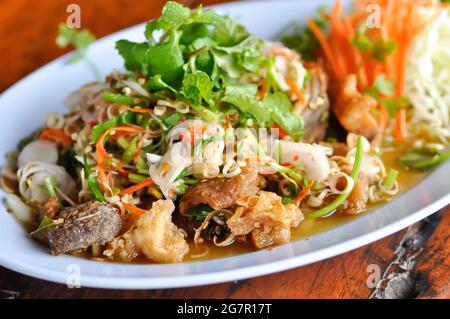 salade épicée ou salade de porc, salade de poisson frit ou salade de porc épicée ou salade de poisson frit épicée Banque D'Images