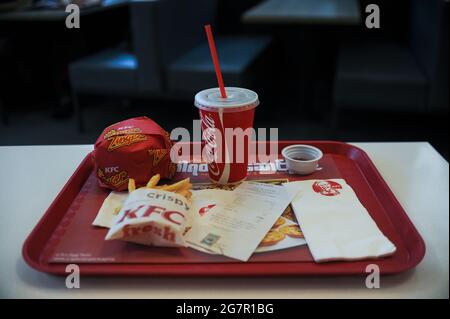 29.10.2015, Yangon, Myanmar, Asie - plateau avec hamburger de poulet Zinger, frites et boisson non alcoolisée au premier KFC (Kentucky Fried Chicken) du pays. Banque D'Images