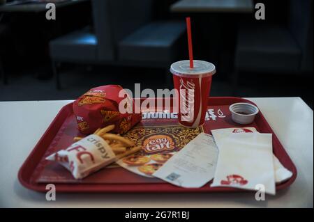 29.10.2015, Yangon, Myanmar, Asie - plateau avec hamburger de poulet Zinger, frites et boisson non alcoolisée au premier KFC (Kentucky Fried Chicken) du pays. Banque D'Images