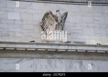 (210716) -- WASHINGTON, D.C., 16 juillet 2021 (Xinhua) -- photo prise le 15 juillet 2021 montre la Réserve fédérale américaine à Washington, D.C., États-Unis. Le président de la Réserve fédérale américaine, Jerome Powell, a déclaré jeudi qu'il était « légitimement indécis » sur les avantages et les coûts de l'émission d'une monnaie numérique de banque centrale américaine (CBDC). « Je pense que notre obligation est d'explorer à la fois la technologie et les questions politiques au cours des deux prochaines années. C'est ce que nous allons faire pour que nous puissions faire une recommandation éclairée », a déclaré Powell lors d'une audience devant le Comité sénatorial des banques Banque D'Images