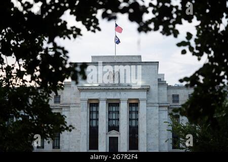 (210716) -- WASHINGTON, D.C., 16 juillet 2021 (Xinhua) -- photo prise le 15 juillet 2021 montre la Réserve fédérale américaine à Washington, D.C., États-Unis. Le président de la Réserve fédérale américaine, Jerome Powell, a déclaré jeudi qu'il était « légitimement indécis » sur les avantages et les coûts de l'émission d'une monnaie numérique de banque centrale américaine (CBDC). « Je pense que notre obligation est d'explorer à la fois la technologie et les questions politiques au cours des deux prochaines années. C'est ce que nous allons faire pour que nous puissions faire une recommandation éclairée », a déclaré Powell lors d'une audience devant le Comité sénatorial des banques Banque D'Images