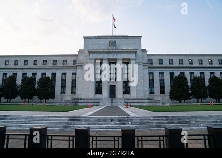 (210716) -- WASHINGTON, D.C., 16 juillet 2021 (Xinhua) -- photo prise le 15 juillet 2021 montre la Réserve fédérale américaine à Washington, D.C., États-Unis. Le président de la Réserve fédérale américaine, Jerome Powell, a déclaré jeudi qu'il était « légitimement indécis » sur les avantages et les coûts de l'émission d'une monnaie numérique de banque centrale américaine (CBDC). « Je pense que notre obligation est d'explorer à la fois la technologie et les questions politiques au cours des deux prochaines années. C'est ce que nous allons faire pour que nous puissions faire une recommandation éclairée », a déclaré Powell lors d'une audience devant le Comité sénatorial des banques Banque D'Images