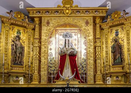 El Almendro, Huelva, Espagne - 13 mars 2021 : autel de la vierge Nuestra Señora de Piedras Albas, à l'intérieur de l'ermitage du même nom, situé dans le Banque D'Images