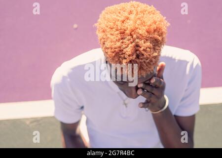 Vue en grand angle d'un jeune homme avec des cheveux colorés Banque D'Images