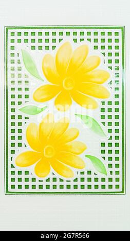 Mosaïque blanche avec fleurs jaunes et feuille verte Banque D'Images