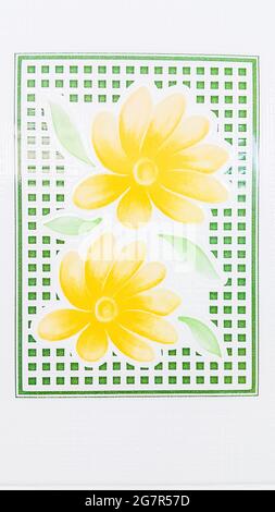 Mosaïque blanche avec fleurs jaunes et feuille verte Banque D'Images